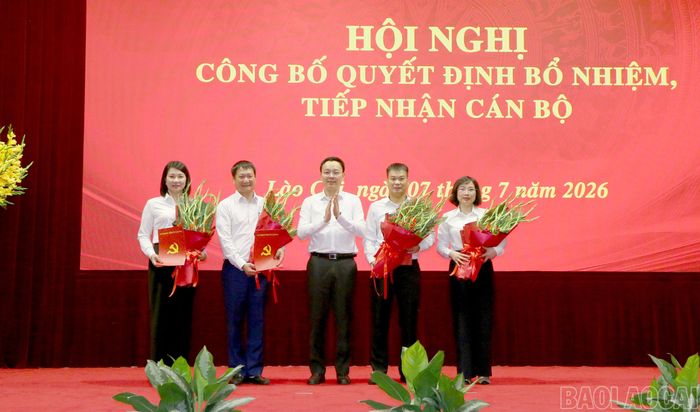 Chánh Văn phòng Tỉnh ủy An Hoàng Linh trao quyết định và tặng hoa chúc mừng bí thư các chi bộ trực thuộc nhiệm kỳ 2025 - 2030.