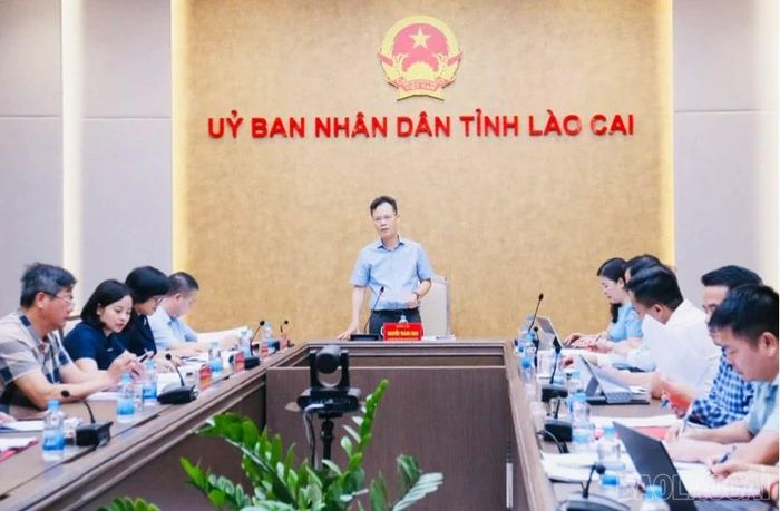 Đồng chí Phó Chủ tịch UBND tỉnh Nguyễn Thành Sinh phát biểu chỉ đạo tại cuộc họp.