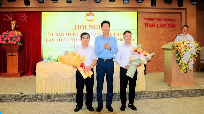 Đồng chí Nguyễn Thế Phước - Phó Bí thư Tỉnh ủy, Chủ tịch Ủy ban MTTQ Việt Nam tỉnh tặng hoa chúc mừng 2 vị Ủy viên Ủy ban MTTQ Việt Nam tỉnh được hiệp thương cử bổ sung tại hội nghị.