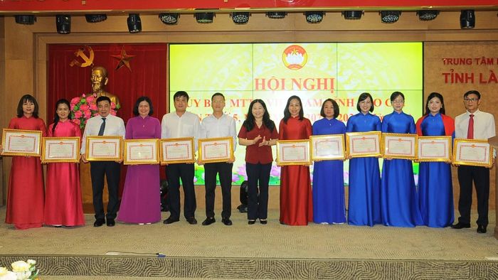 Đồng chí Vũ Thị Hiền Hạnh trao Bằng khen của UBND tỉnh cho các tập thể và cá nhân có thành tích xuất sắc.