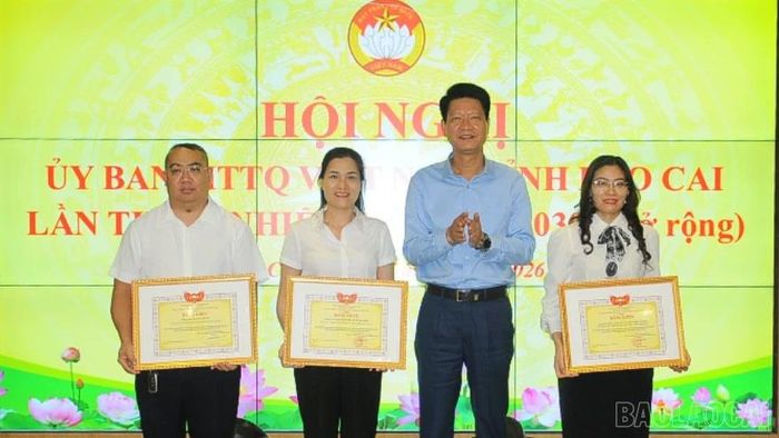 Đồng chí Nguyễn Thế Phước trao Bằng khen cho các tập thể, cá nhân có thành tích xuất sắc.