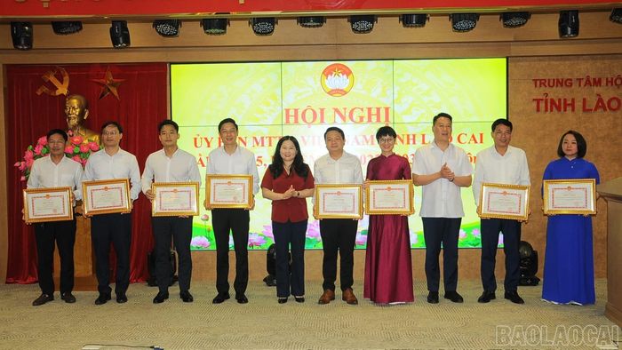 Đồng chí Vũ Thị Hiền Hạnh trao Bằng khen chuyên đề cho các tập thể và cá nhân,