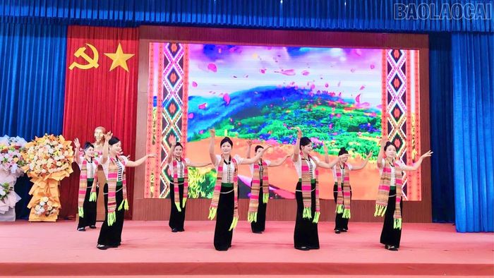 Tiết mục múa Thái do các thành viên câu lạc bộ biểu diễn tại buổi lễ.