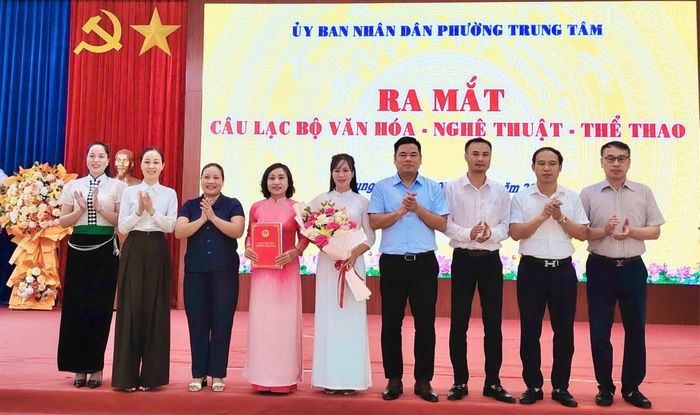 Lãnh đạo phường tặng hoa chúc mừng Ban Chủ nhiệm Câu lạc bộ.