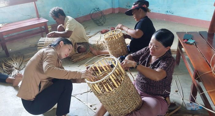 Bà con người Mạ thôn Buôn Go, xã Cát Tiên được học làm các sản phẩm mỹ nghệ từ mây tre, cói, dây nhựa