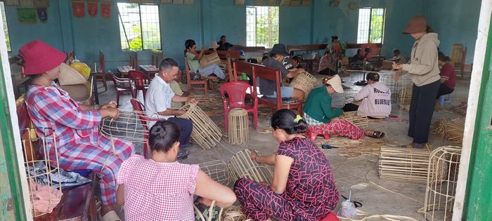 Đồng bào Mạ ở thôn Buôn Go, xã Cát Tiên tham gia lớp Sản xuất, chế biến đồ mỹ nghệ
