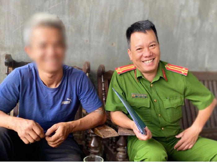 Công an phường B’Lao thường xuyên gặp gỡ, động viên những người từng lầm lỡ. Ảnh: Lê Tiến