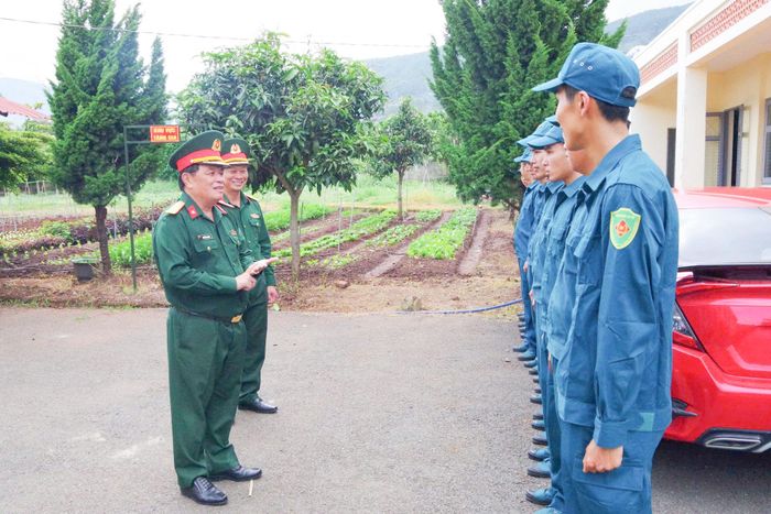 Lãnh đạo Quân khu 7 kiểm tra khu vực tăng gia của Ban CHQS xã Hiệp Thạnh