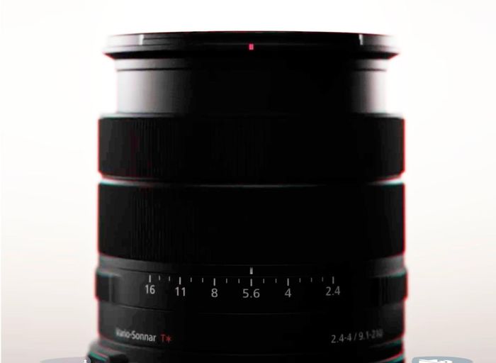 Nhãn trên ống kính xác nhận dải zoom rộng hơn so với phiên bản tiền nhiệm.