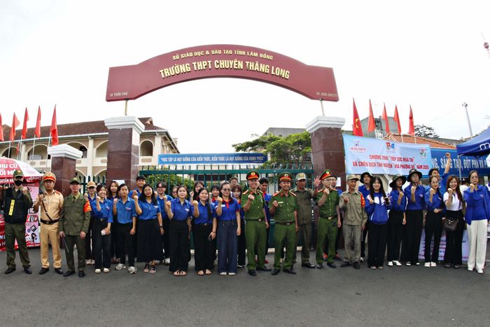 Các lực lượng công an, cảnh sát giao thông, dân phòng, đoàn viên, thanh niên phối hợp bảo đảm an ninh, trật tự, an toàn giao thông cho Kỳ thi tốt nghiệp THPT 2026