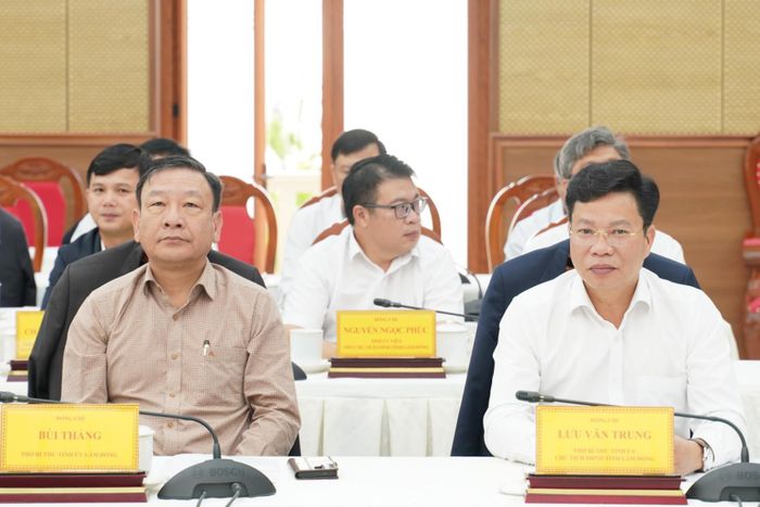 Các đồng chí: Lưu Văn Trung, Phó Bí thư Tỉnh ủy, Chủ tịch HĐND tỉnh; Bùi Thắng, Phó Bí thư Tỉnh ủy tham dự lễ phát động