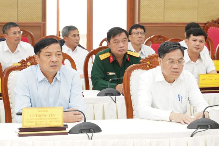 Các đồng chí: Lê Trọng Yên, Ủy viên Ban Thường vụ Tỉnh ủy, Phó Chủ tịch Thường trực UBND tỉnh; Võ Ngọc Hiệp, Tỉnh ủy viên, Phó Chủ tịch UBND tỉnh tham dự lễ phát động