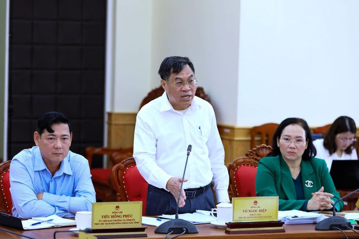 Tỉnh ủy viên, Phó Chủ tịch UBND tỉnh Lâm Đồng Võ Ngọc Hiệp cho ý kiến về các vấn đề được xem xét tại Phiên họp thứ 8 của Thường trực HĐND tỉnh