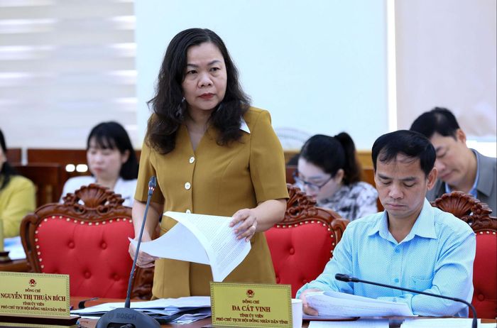 Tỉnh ủy viên, Phó Chủ tịch HĐND tỉnh Lâm Đồng Nguyễn Thị Thuận Bích báo cáo kết quả xem xét, thẩm tra các tờ trình của UBND tỉnh