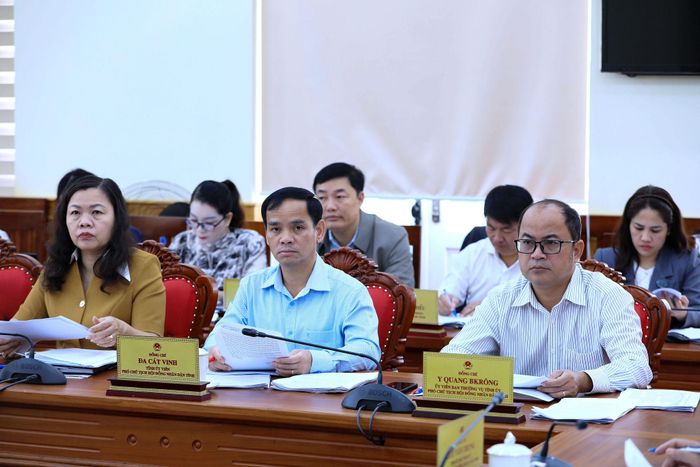 Thường trực HĐND tỉnh Lâm Đồng theo dõi phát biểu kết luận của Chủ tịch HĐND tỉnh Lưu Văn Trung