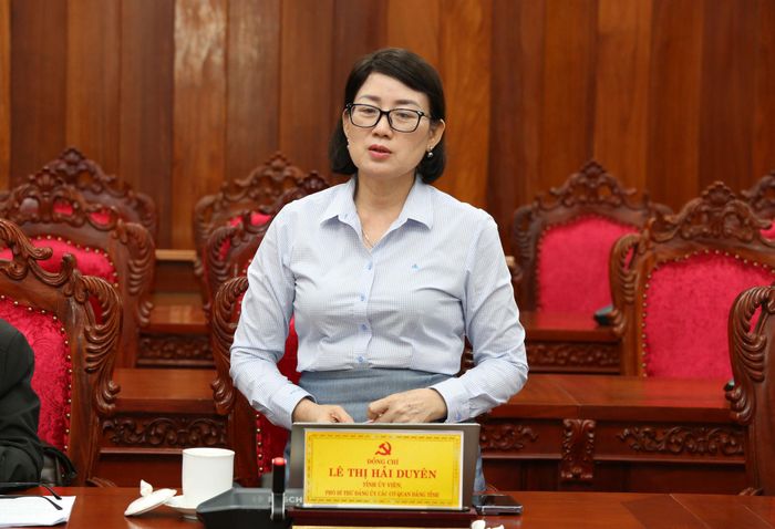 Đồng chí Lê Thị Hải Duyên, Tỉnh ủy viên, Phó Bí thư Đảng ủy Các cơ quan Đảng tỉnh Lâm Đồng báo cáo tại hội nghị