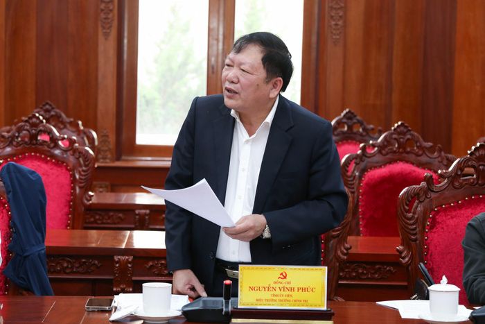 Đồng chí Nguyễn Vĩnh Phúc, Tỉnh ủy viên, Hiệu trưởng Trường Chính trị tỉnh Lâm Đồng nêu ý kiến tại hội nghị