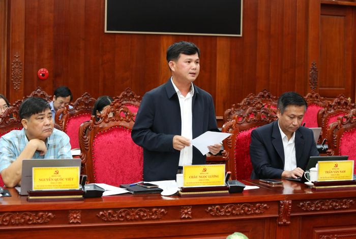 Đồng chí Châu Ngọc Lương, Tỉnh ủy viên, Phó Trưởng Ban Thường trực Ban Tuyên giáo và Dân vận Tỉnh ủy Lâm Đồng báo cáo tại hội nghị