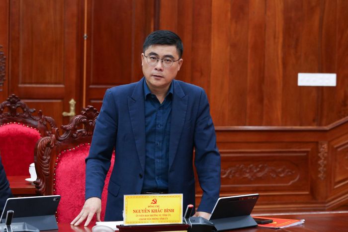 Đồng chí Nguyễn Khắc Bình, Ủy viên Ban Thường vụ Tỉnh ủy, Chánh Văn phòng Tỉnh ủy trao đổi về các ý kiến nêu ra tại hội nghị