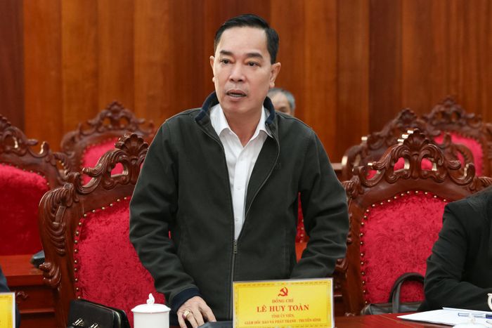 Đồng chí Lê Huy Toàn, Tỉnh ủy viên, Giám đốc Báo và Phát thanh, Truyền hình Lâm Đồng nêu kiến nghị tại hội nghị