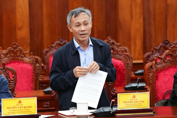 Đồng chí Nguyễn Văn Tám, Ủy viên Ban Thường vụ Tỉnh ủy, Trưởng Ban Nội chính Tỉnh ủy nêu ý kiến tại hội nghị