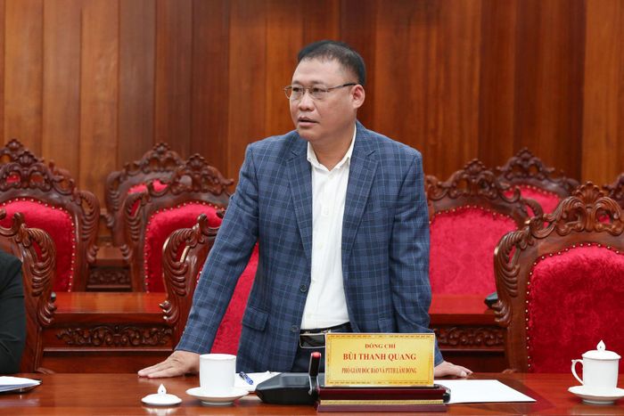 Đồng chí Bùi Thanh Quang, Phó Giám đốc Báo và Phát thanh, Truyền hình Lâm Đồng báo cáo tại hội nghị