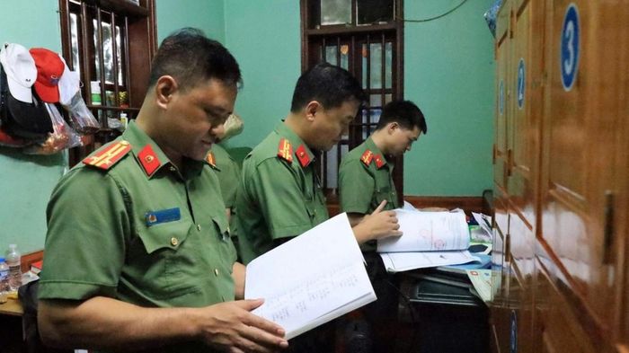 Lực lượng Công an kiểm tra, thu giữ nhiều tài liệu, sổ sách và chứng cứ tại Đền Công đồng Bắc Lệ phục vụ công tác điều tra.