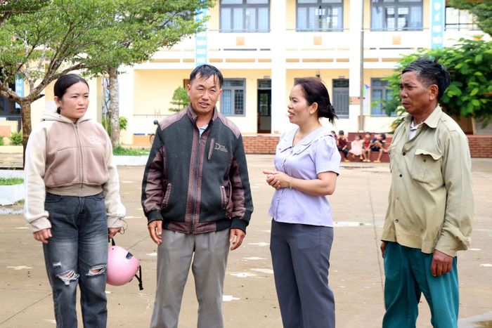 Giáo viên trao đổi với phụ huynh về việc đưa con em tới trường học tiếng Việt