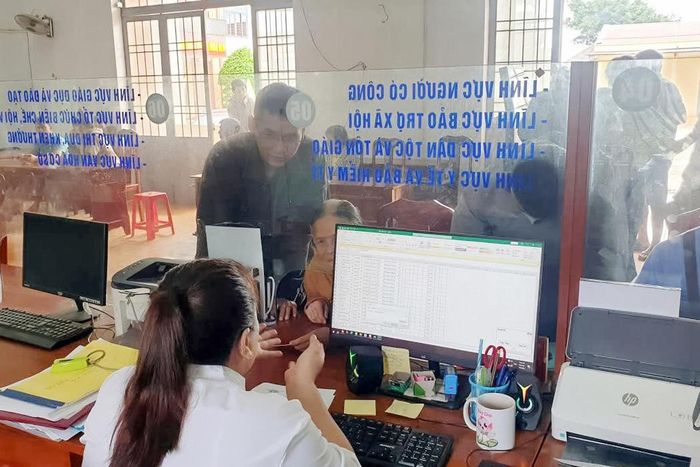 Xã Đắk Sắk phát huy vai trò của đội ngũ cán bộ trong hỗ trợ, hướng dẫn người dân thực hiện các thủ tục hành chính