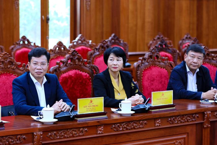 Các đồng chí: Lưu Văn Trung, Phó Bí thư Tỉnh ủy, Chủ tịch HĐND tỉnh; Phạm Thị Phúc, Phó Bí thư Tỉnh ủy, Chủ tịch Ủy ban MTTQ Việt Nam tỉnh; Bùi Thắng, Phó Bí thư Tỉnh ủy dự buổi gặp mặt