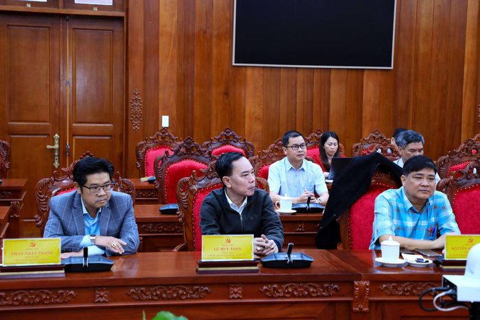 Các đồng chí trong Ban Thường vụ, Ban Chấp hành Đảng bộ tỉnh Lâm Đồng theo dõi phát biểu của Đại tướng Nguyễn Tân Cương