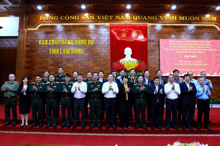 Đại tướng Nguyễn Tân Cương và đoàn công tác của Bộ Quốc phòng chụp hình lưu niệm cùng tập thể Ban Thường vụ Tỉnh ủy Lâm Đồng