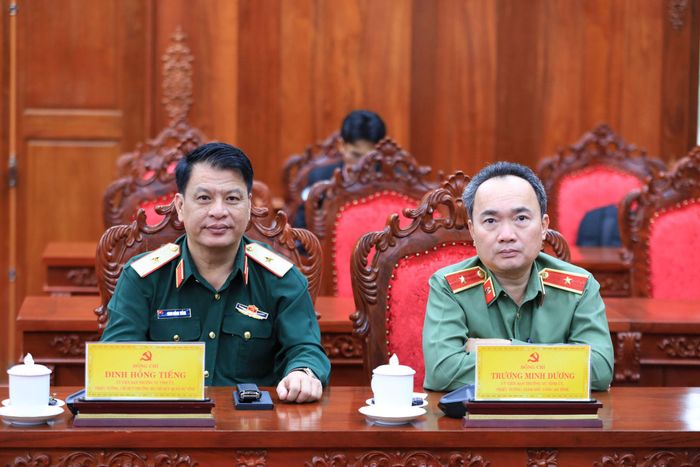 Các đồng chí trong Ban Thường vụ, Ban Chấp hành Đảng bộ tỉnh Lâm Đồng theo dõi phát biểu của Đại tướng Nguyễn Tân Cương
