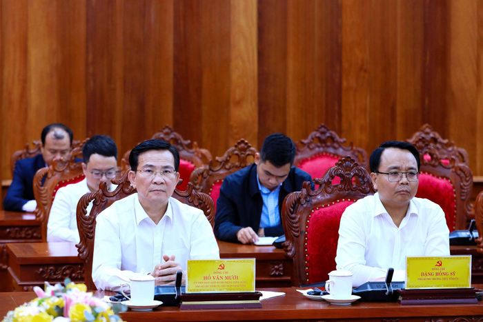 Ủy viên Ban Chấp hành Trung ương Đảng, Phó Bí thư Tỉnh ủy, Chủ tịch UBND tỉnh Lâm Đồng Hồ Văn Mười và Phó Bí thư Thường trực Tỉnh ủy Đặng Hồng Sỹ dự buổi làm việc
