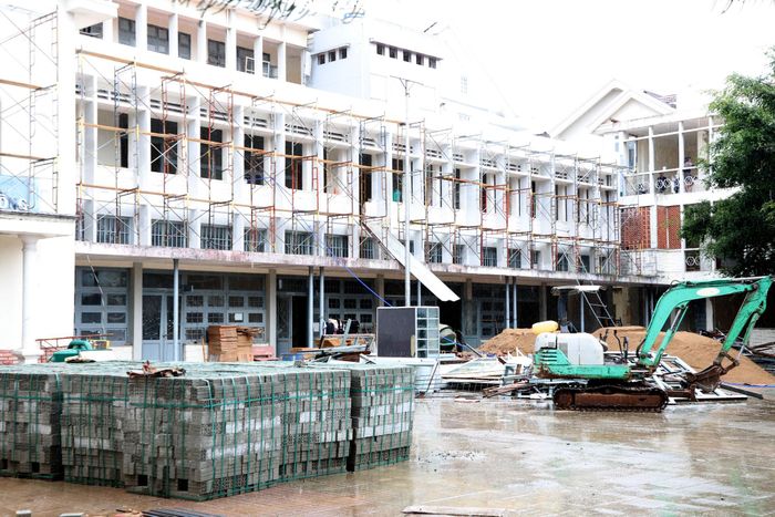 Đơn vị thi công đang tập trung nhân lực, máy móc để cải tạo khối phòng học