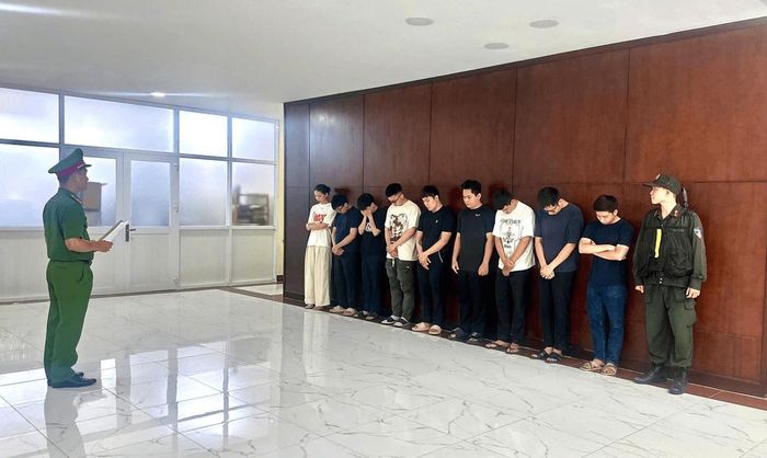 Cơ quan Cảnh sát điều tra tống đạt các quyết định và lệnh đối với các đối tượng.