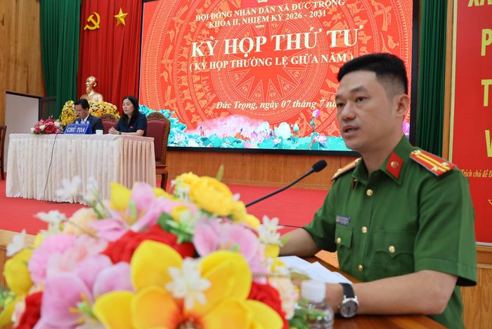 Trung tá Hoàng Văn Phước, Trưởng Công an xã trả lời chất vấn