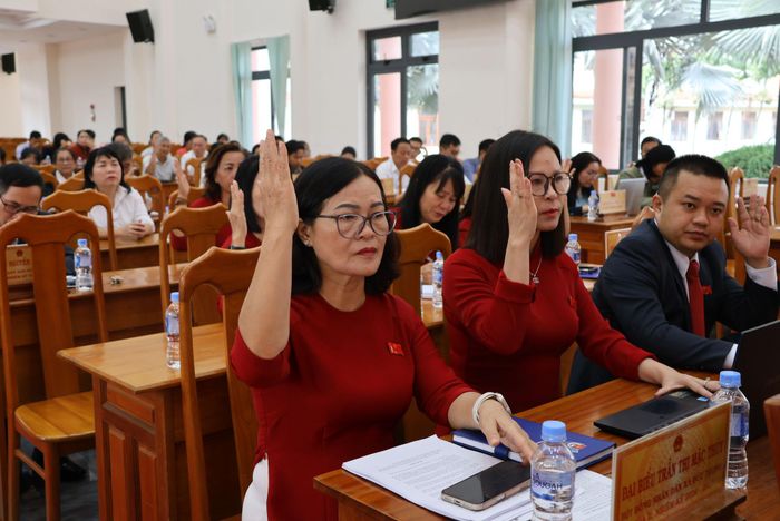 Các đại biểu biểu quyết thông qua các nội dung tại kỳ họp
