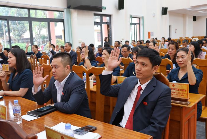Các đại biểu biểu quyết thông qua các nghị quyết tại kỳ họp