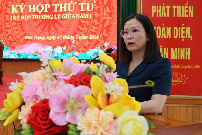 Bà Nguyễn Thị Xuân Uyên, Trưởng Phòng Văn hóa - Xã hội trả lời chất vấn