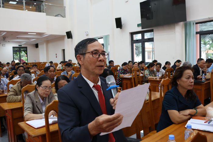 Các đại biểu đặt câu hỏi chất vấn