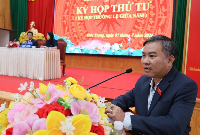 Đồng chí Lưu Trùng Dương, Chủ tịch UBND xã tiếp thu, báo cáo làm rõ thêm một số nội dung chất vấn