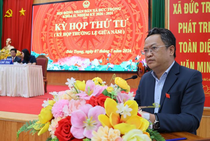 Ông Lê Doãn Trọng Kiệt, Trưởng Phòng Kinh tế trả lời chất vấn