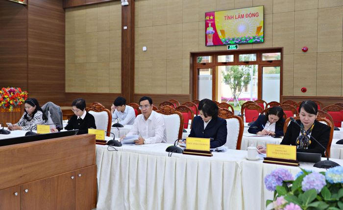 Lãnh đạo các sở, ngành tham dự cuộc họp