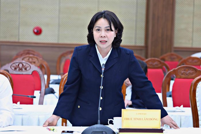 Lãnh đạo Thuế tỉnh Lâm Đồng báo cáo tình hình nguồn thu đối với các ngành