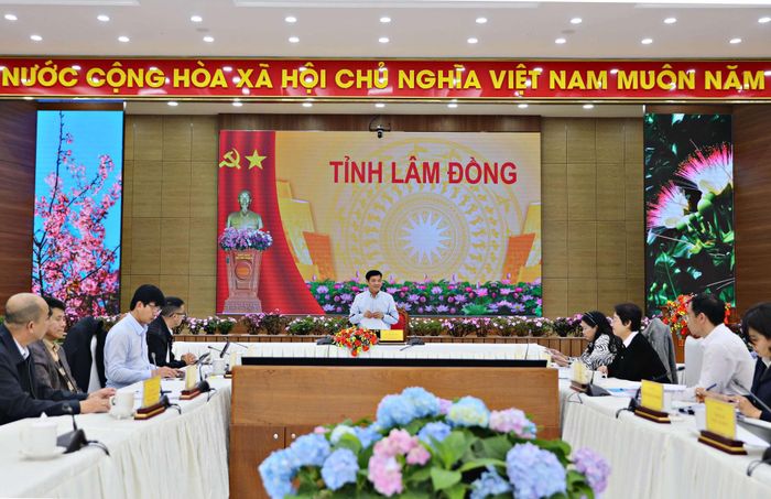 Quang cảnh cuộc họp đánh giá kết quả tăng trưởng "2 con số" 6 tháng đầu năm và triển khai 6 tháng cuối năm 2026