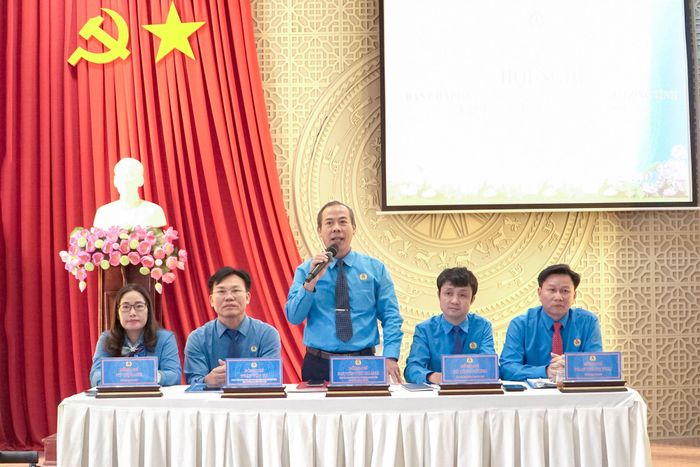 Đồng chí Nguyễn Phú Hoàng, Tỉnh ủy viên, Phó Chủ tịch Ủy ban MTTQ Việt Nam tỉnh, Chủ tịch LĐLĐ tỉnh điều hành tại hội nghị