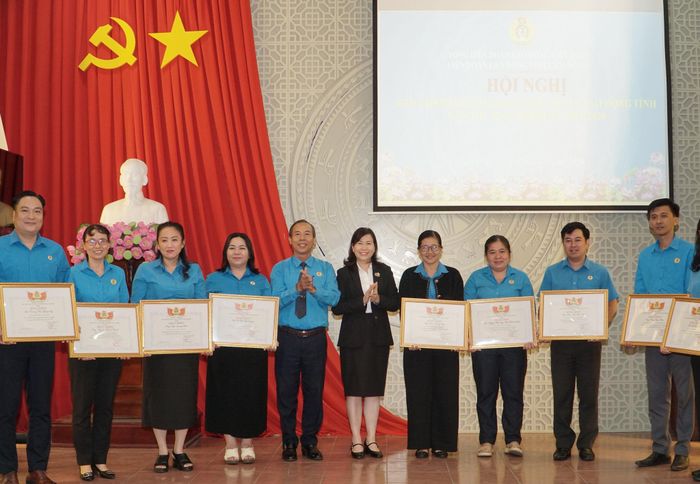 Khen thưởng cho các tập thể, cá nhân có thành tích trong phong trào thi đua và xây dựng tổ chức công đoàn năm 2025