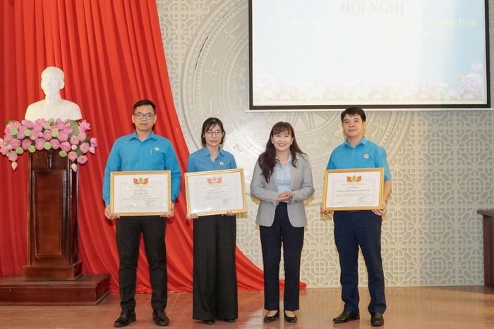 Khen thưởng cho các tập thể, cá nhân có thành tích trong phong trào thi đua và xây dựng tổ chức công đoàn năm 2025