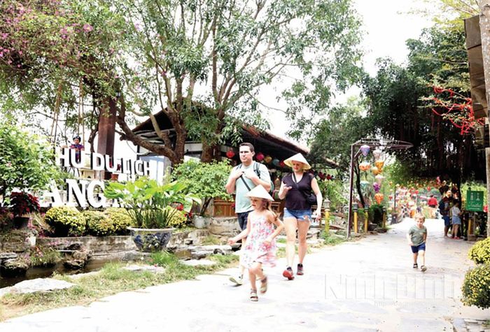 Du khách tham quan Khu du lịch Hang Múa, phường Hoa Lư. Ảnh: Minh Đường
